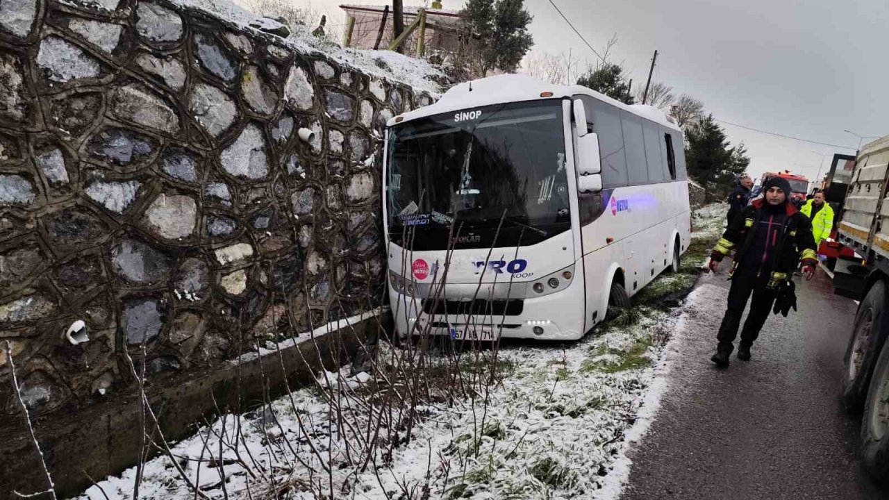 Yolcu midibüsü kazazede aileye çarptı: 1 ölü, 3 yaralı