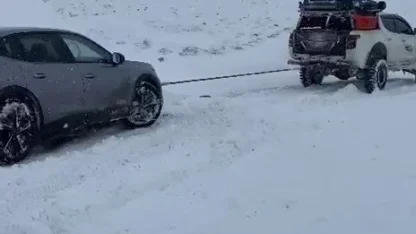 Yolda mahsur kalan sürücünün yardımına Off-Road ekibi yetişti