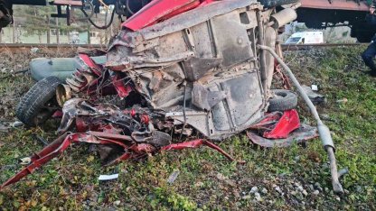 Yük treni hemzemin geçitte otomobile çarptı: 1 ölü