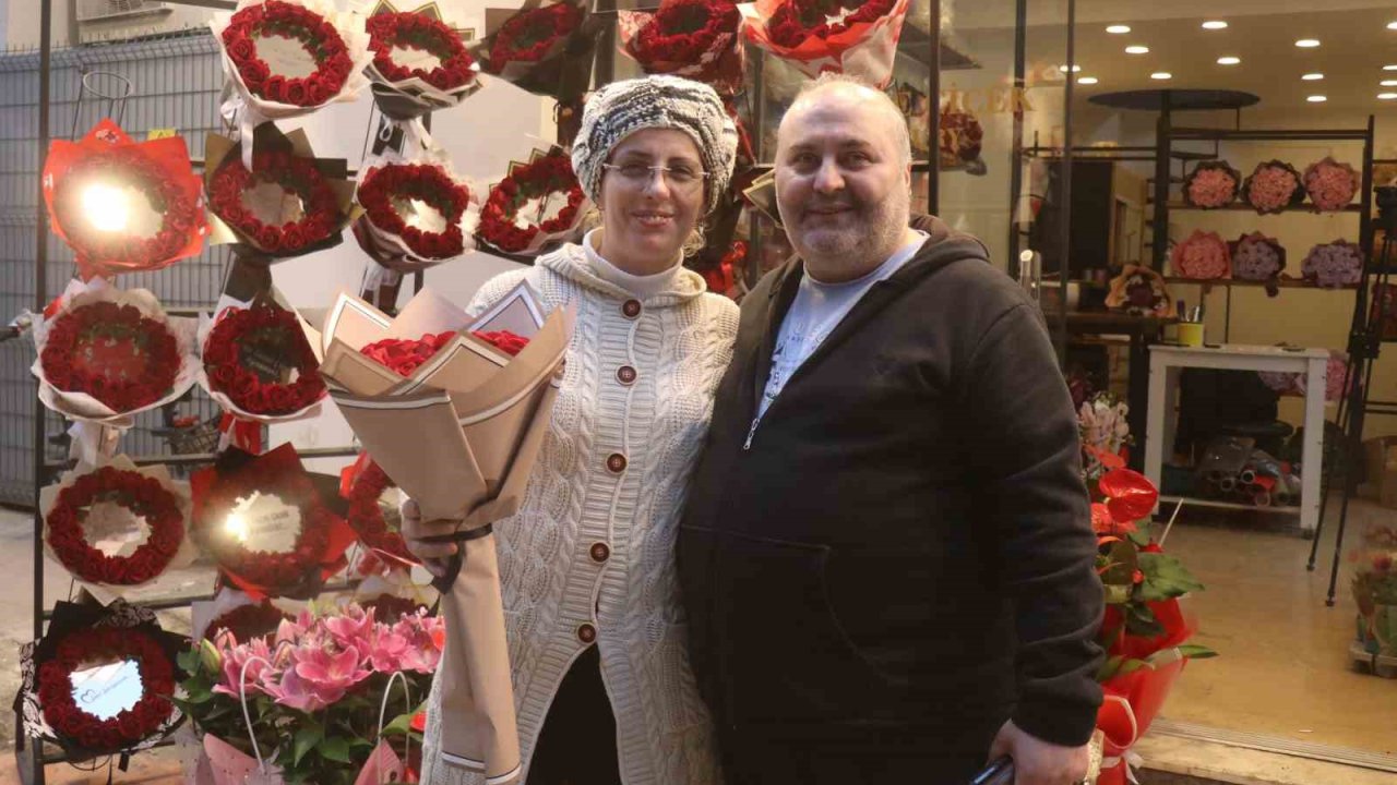"11 kez istedim, 11’incide aldım" dedi, 26 yıllık aşkını gül ile taçlandırdı