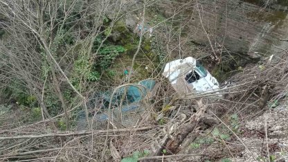 Alaplı’da kamyon şarampole uçtu