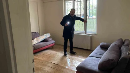 Altyapı çalışması sonrası apartmanı su bastı