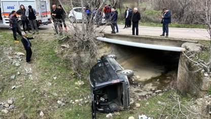 Amasya’da kamyonet menfeze devrildi: 3 yaralı