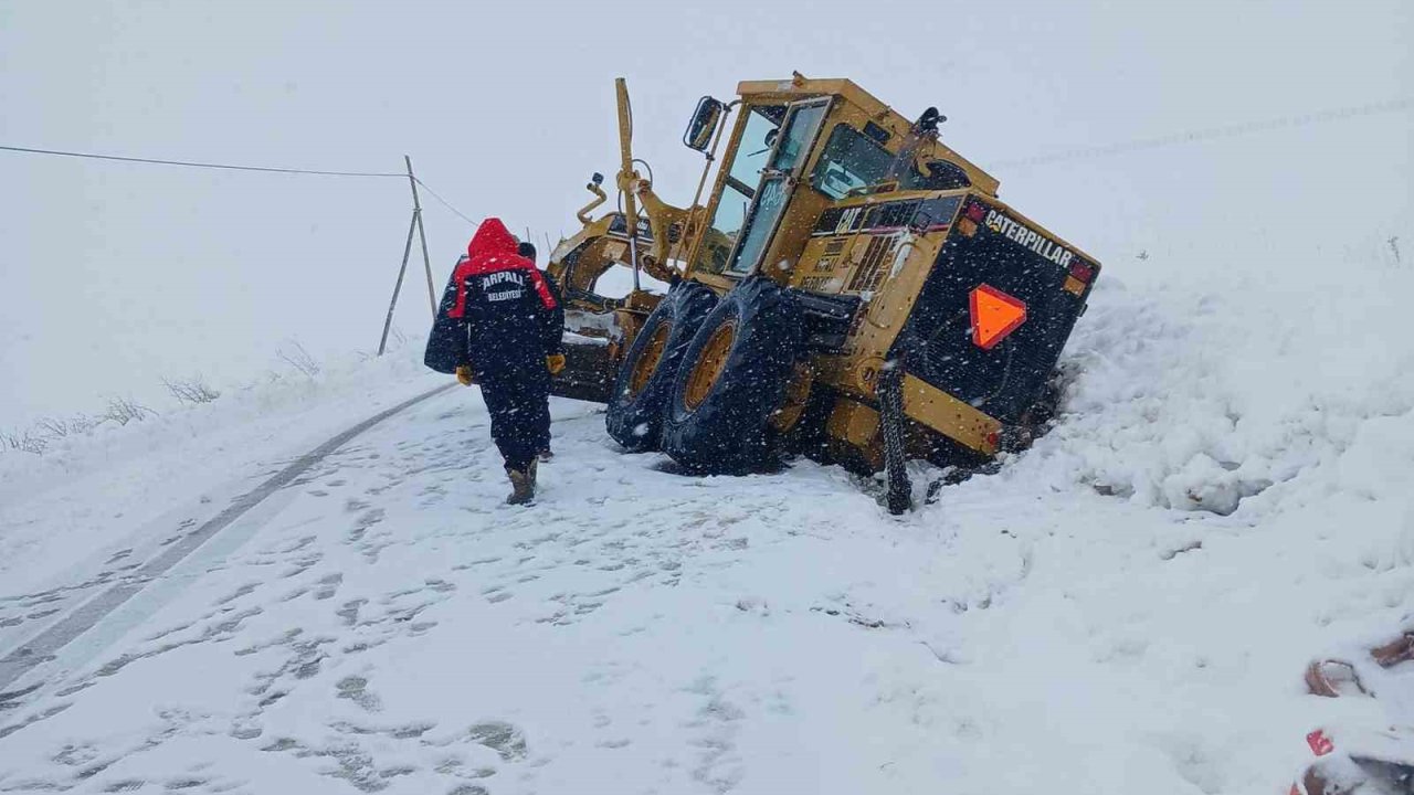 Arpalı’da karla mücadele sırasında iş makinesi kara saplandı