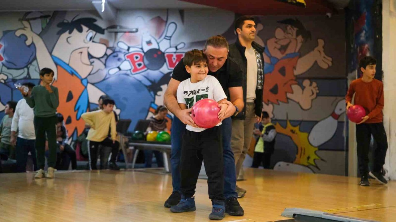 Baba oğul bowling turnuvası renkli anlara sahne oldu