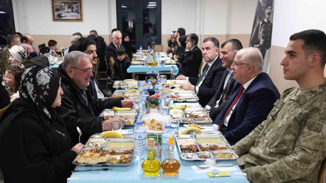 Bakan Güler Bayburt’ta şehit aileleri ve gazilerle iftarda buluştu