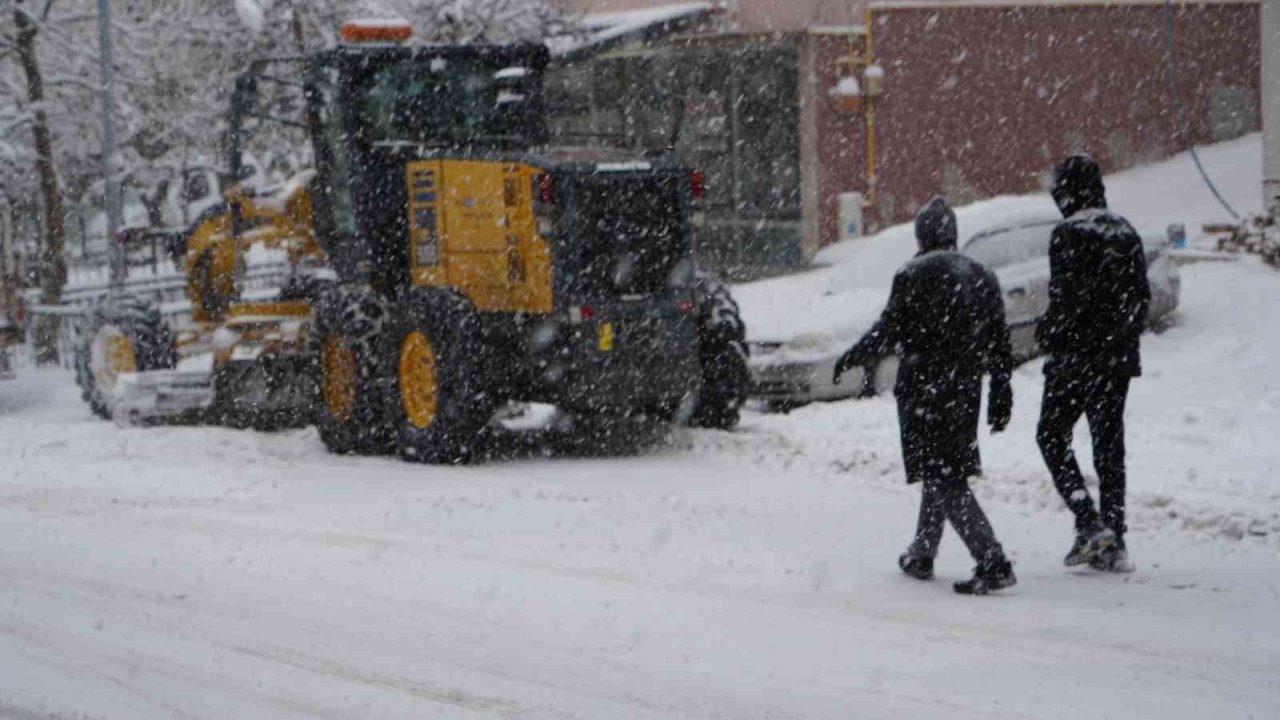 Bayburt’ta lapa lapa kar yağışı etkili oluyor
