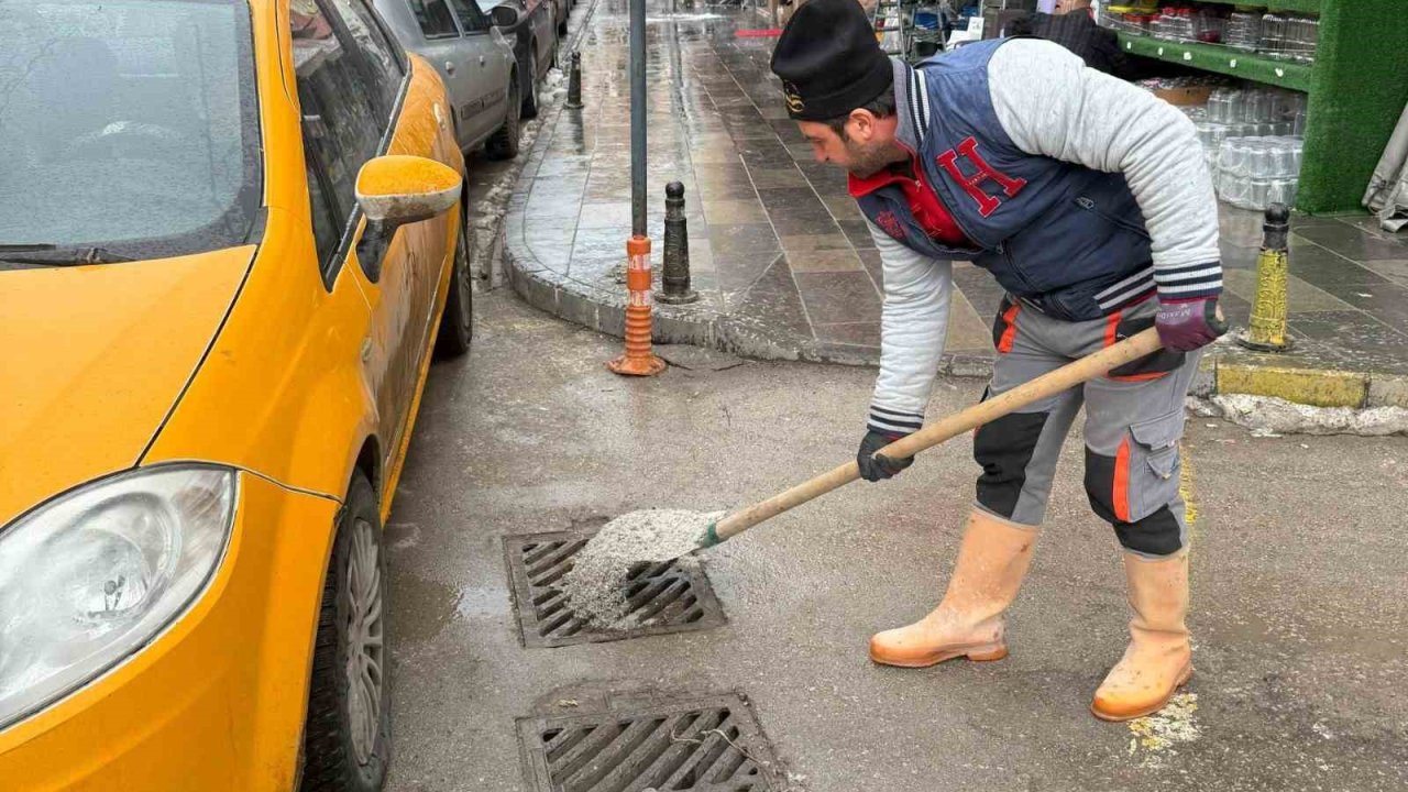 Bayburt’ta mazgallar don tehlikesine karşı tuzlanıyor