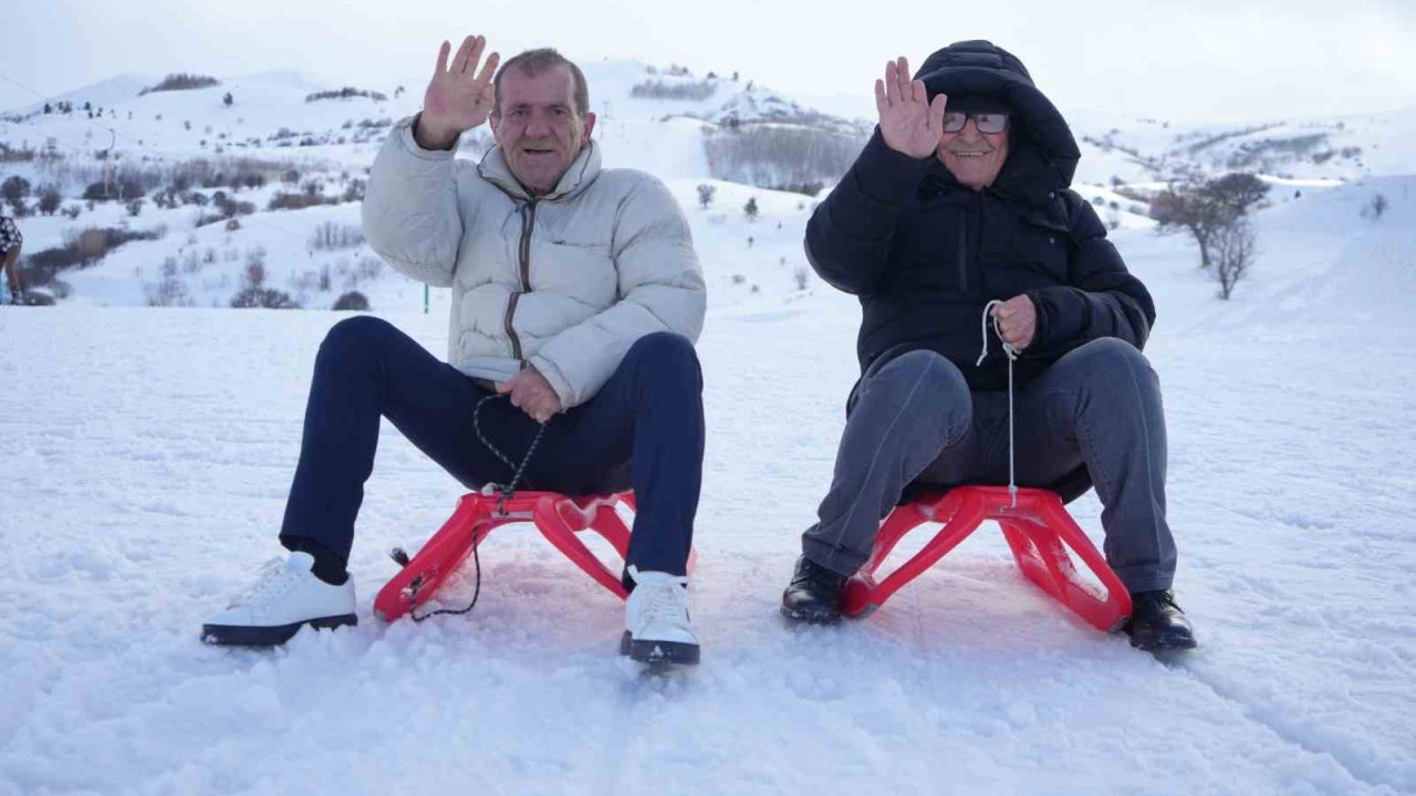 Bayburt’ta yaşlıların kar eğlencesi: Kızakla kaydılar, kar motoruyla tur attılar