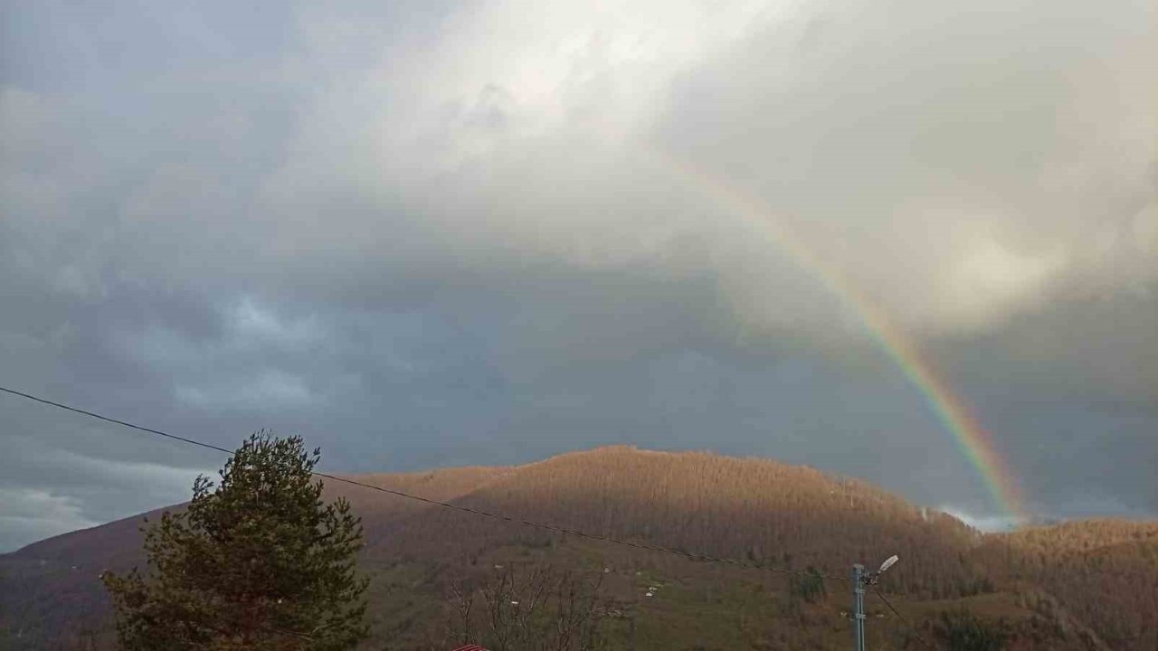 Bin rakımda oluşan gökkuşağı hayran bıraktı