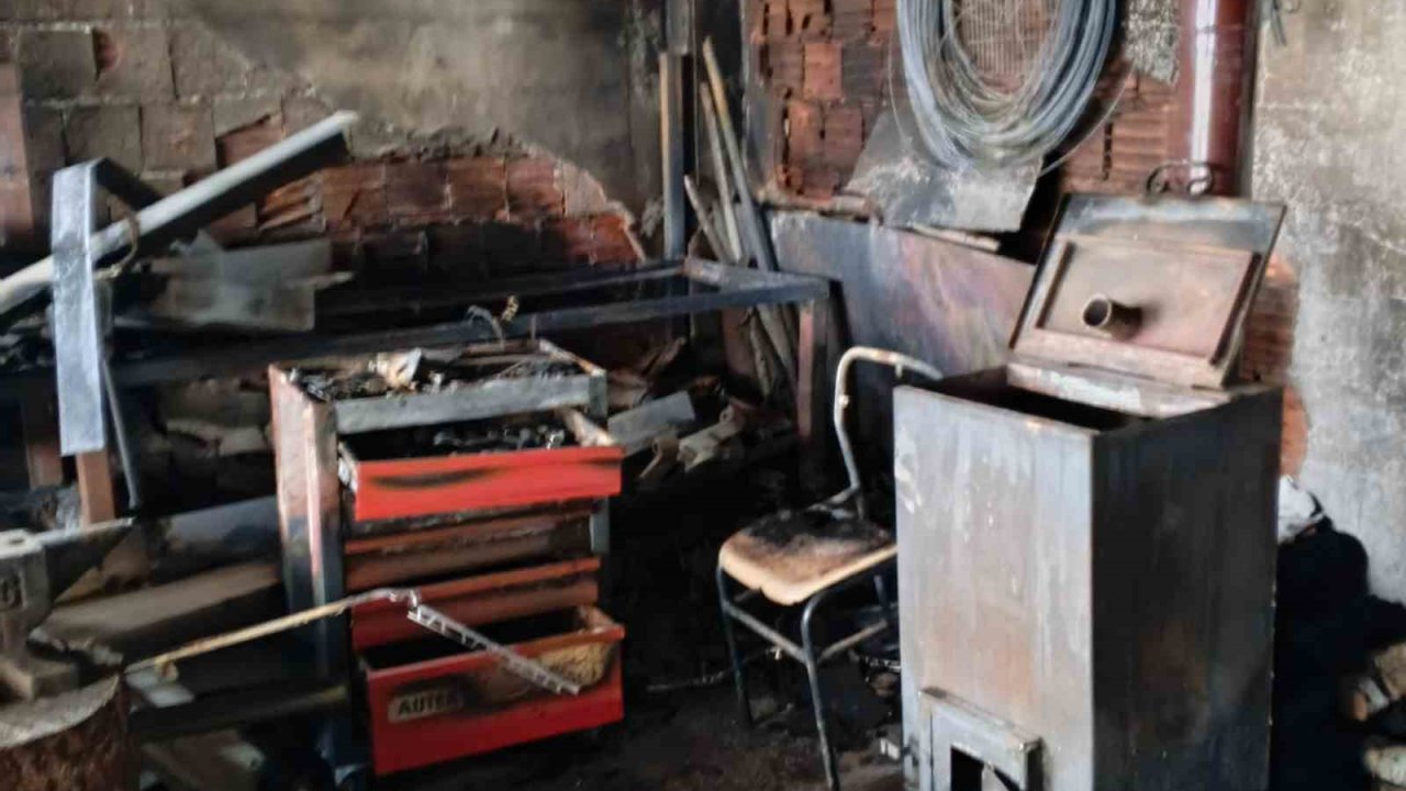 Bolu’da demir doğrama dükkanında yangın çıktı