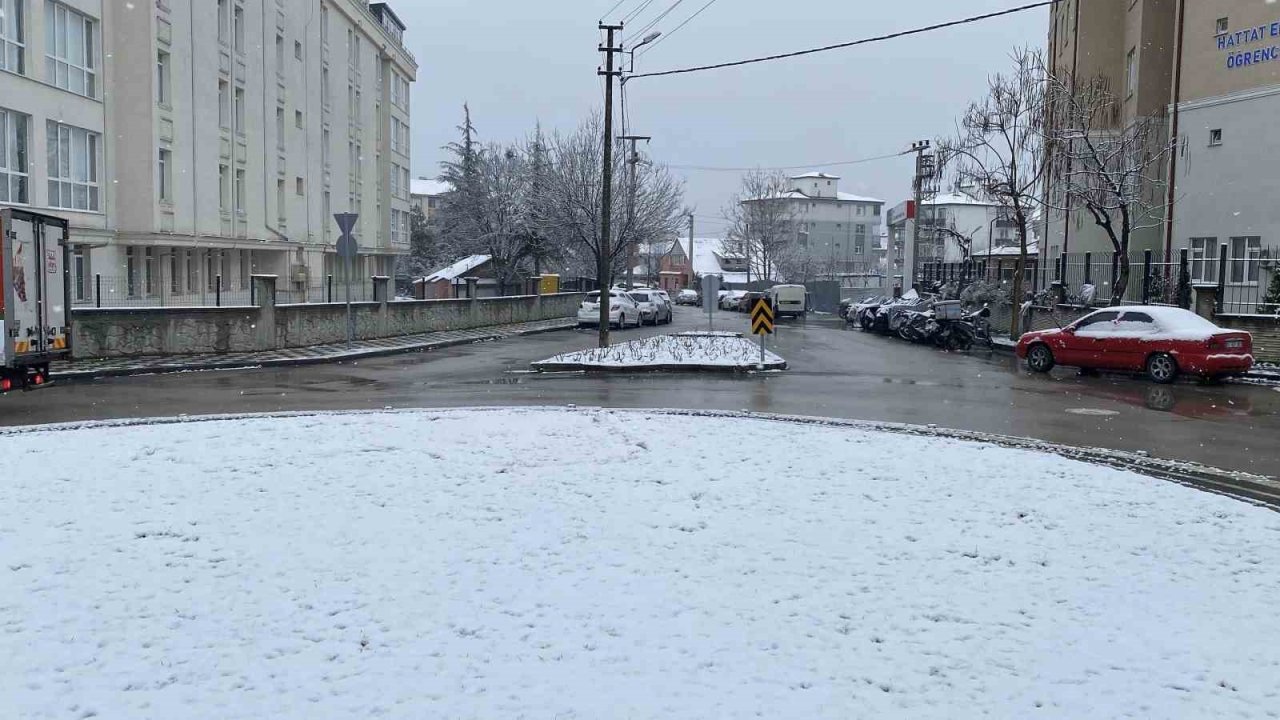 Bolu’da kar yağışı etkisini sürdürüyor