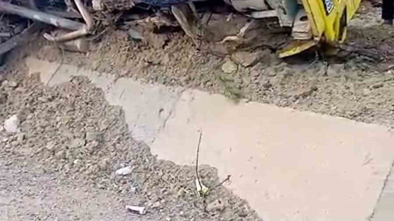 Bolu’da lastiği patlayan hafriyat kamyonu devrildi: 1 yaralı