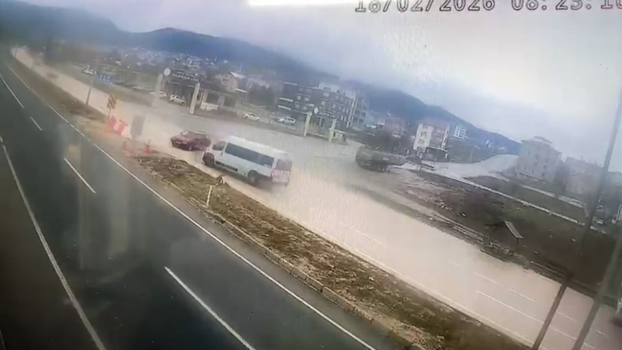 Bolu’da minibüsle çarpışan otomobilin sürücüsü yaralandı: Kaza anı kamerada