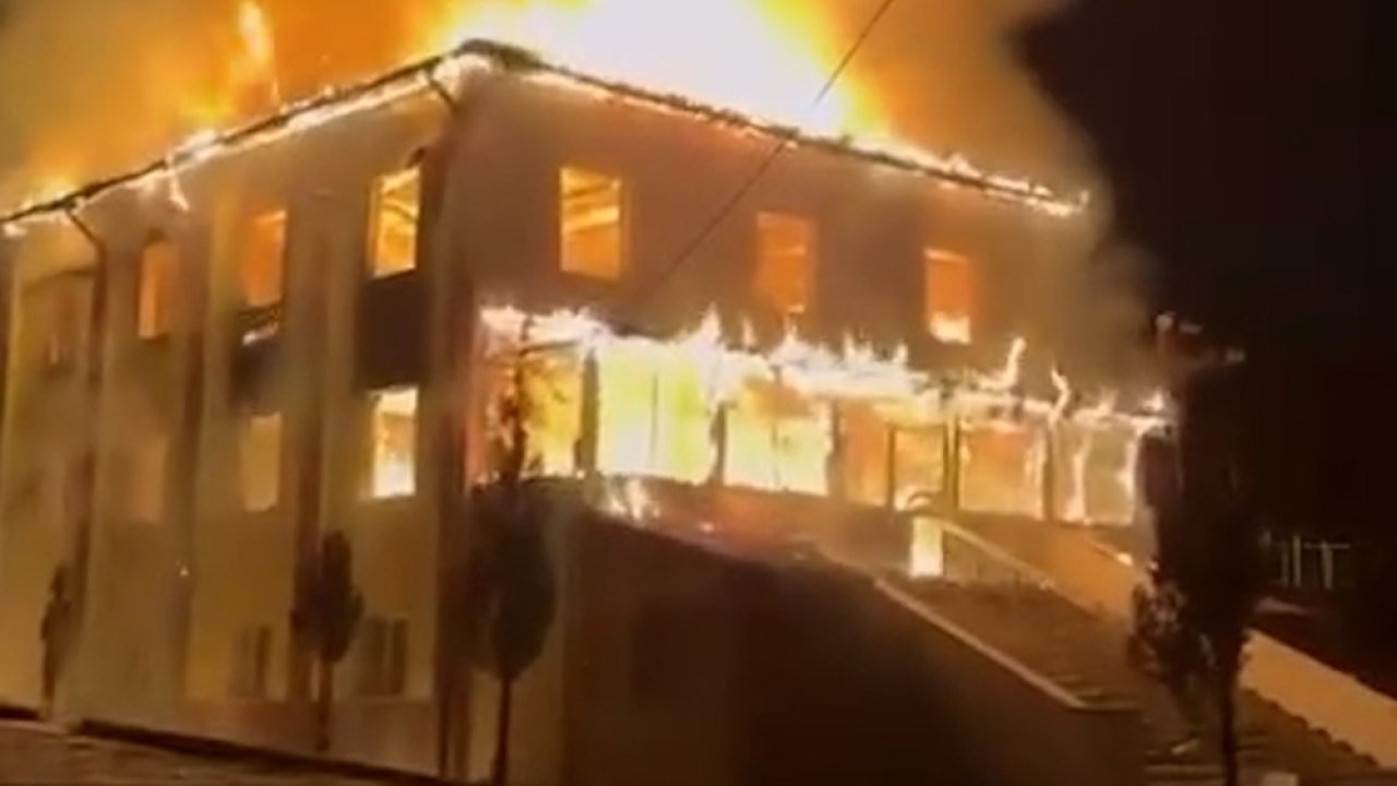 Bolu’da yanan camide enkaz kaldırma çalışmaları başladı