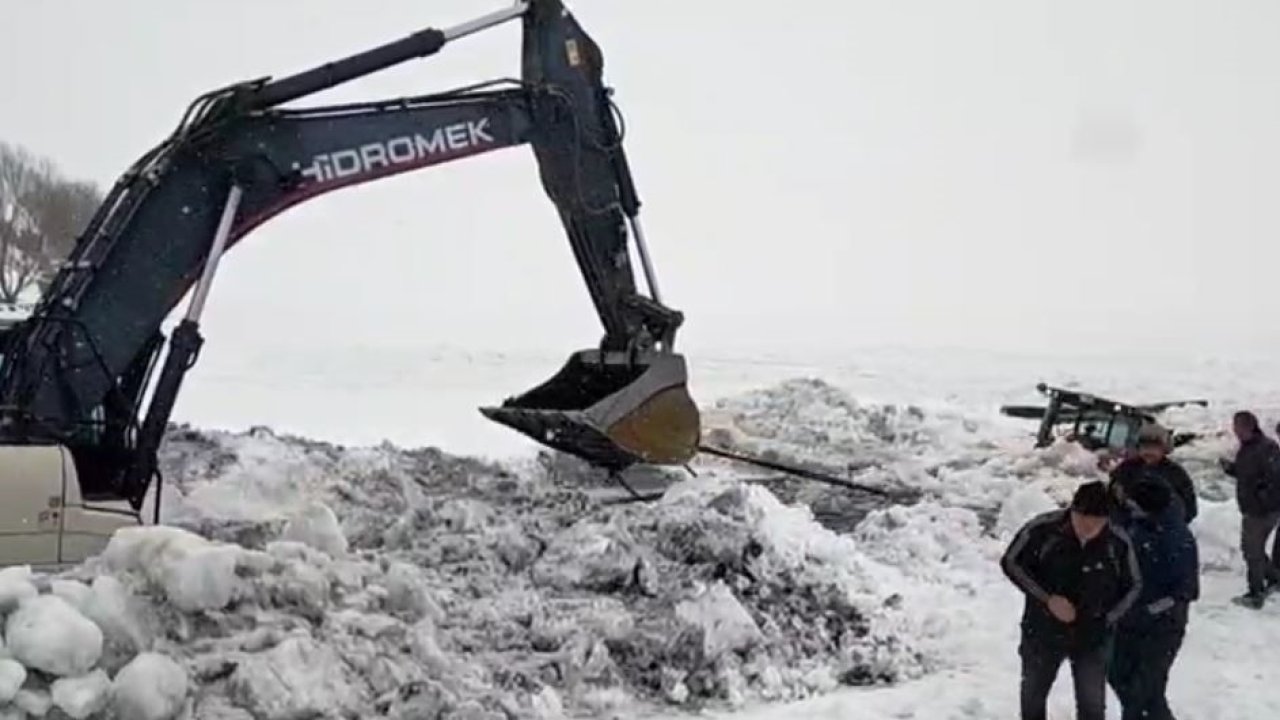 Çıldır Gölü’ne gömülen iş makinası çıkarıldı