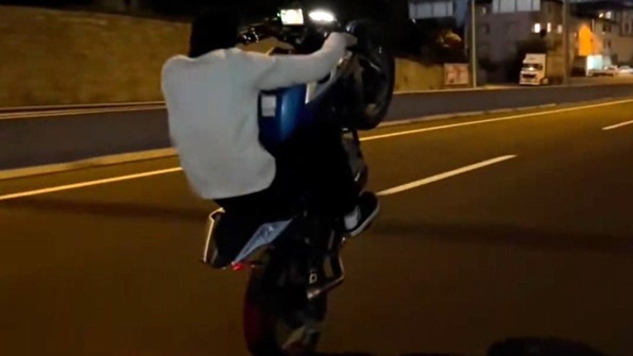 Düzce’de akrobatik hareketler yapan motosikletli "aday sürücü" çıktı