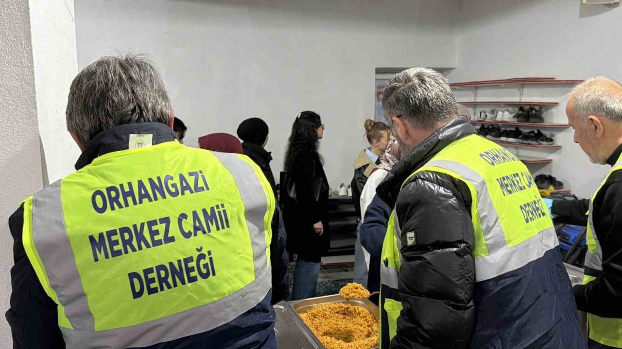 Düzce’de cami cemaati öğrencilere iftar veriyor