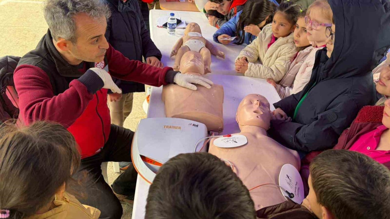 Düzce’de çocuklara afet eğitimleri sürüyor