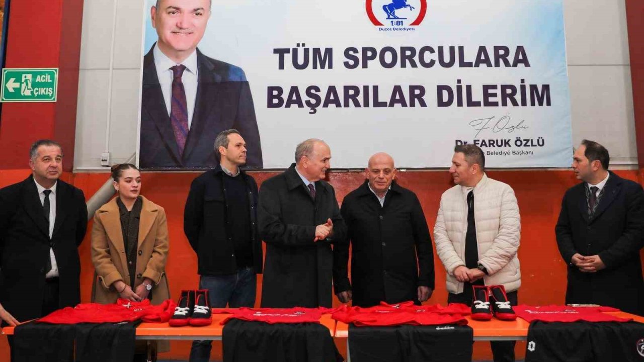 Düzce’de güreşçilere spor malzemeleri dağıtıldı