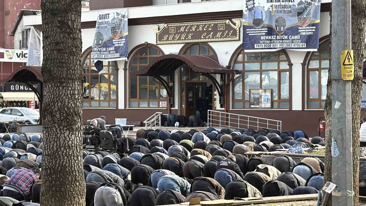 Düzce’de Ramazan bereketi camilere sığmadı