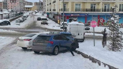 Erzurum’da 5 araçlı zincirleme kaza: Aracının başındaki sürücü de dengesini kaybederek yere düştü
