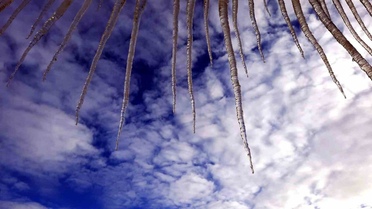 Erzurum’da çatılardan sarkan dev buz sarkıtları tehlike oluşturuyor