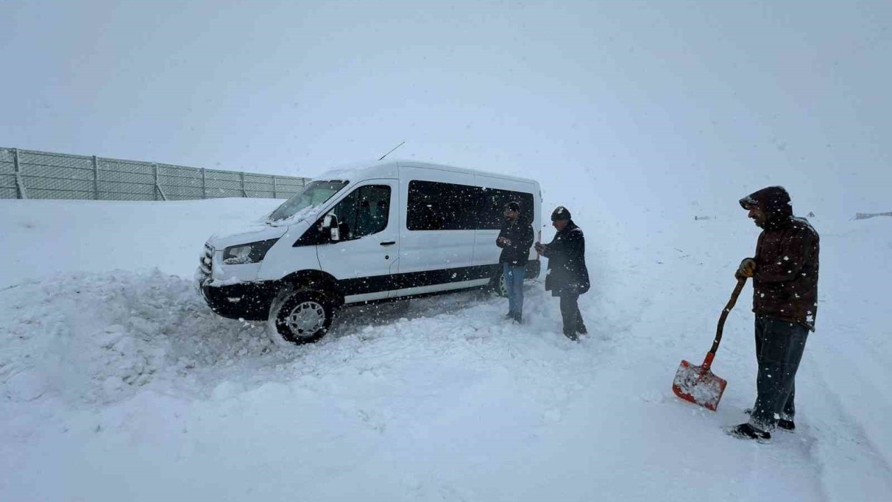 Erzurum’da kar yağışı ve tipi nedeniyle araçlar yolda mahsur kaldı