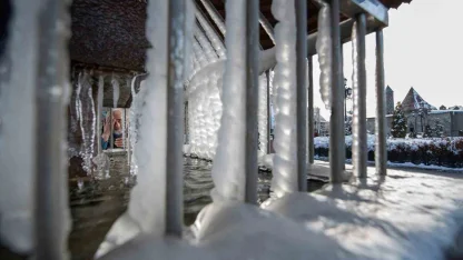 Erzurum’da soğuklar etkili oluyor; Çeşme ve şadırvanlar dondu