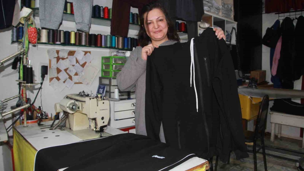 Fabrikaların atık kumaşlarını satın alıp, 20 dakikada kıyafet üretiyor