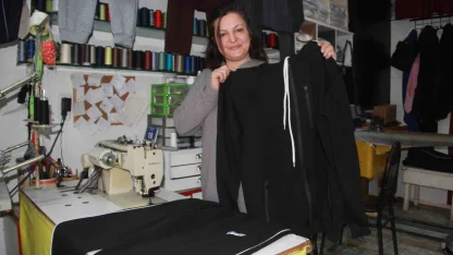 Fabrikaların atık kumaşlarını satın alıp, 20 dakikada kıyafet üretiyor