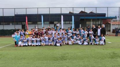 Futbolda şampiyon Bilgi ortaokulu oldu