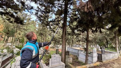 Gebze’de bayram öncesi mezarlıklarda bakım çalışmaları hızlandı