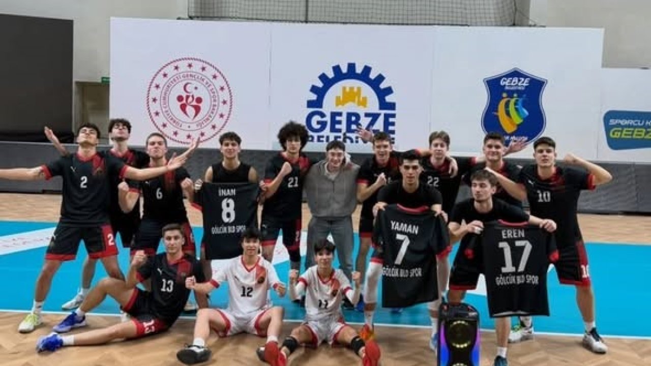 Gölcük Belediyespor genç erkek voleybol takımı üst üste 3. kez şampiyon