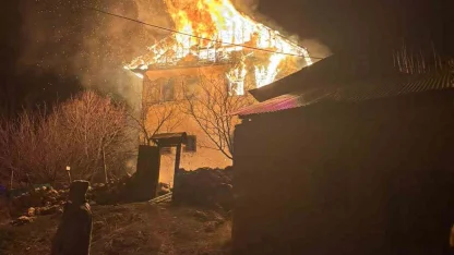 Gümüşhane’de 3 katlı evde yangın: Evdeki yaşlı adamı arama çalışmaları sürüyor