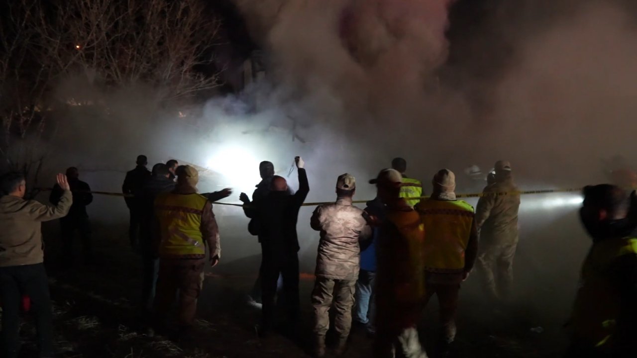 Gümüşhane’de yangın sonrası ekipler çalışırken ahşap ev çöktü