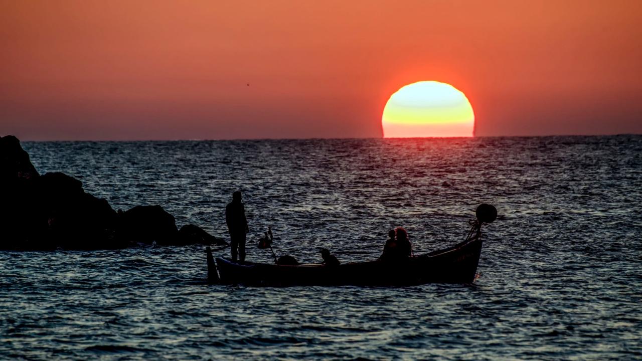 HAYATIN EN KOLAY OLANI ELEŞTİRİ VE TENKİTTİR.