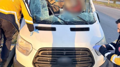 Kamyonet, beton köprü ayağı yüklü tıra çarptı: 1 ölü, 1 yaralı