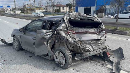 Kamyonun çarptığı otomobil adeta preslendi: 1 yaralı