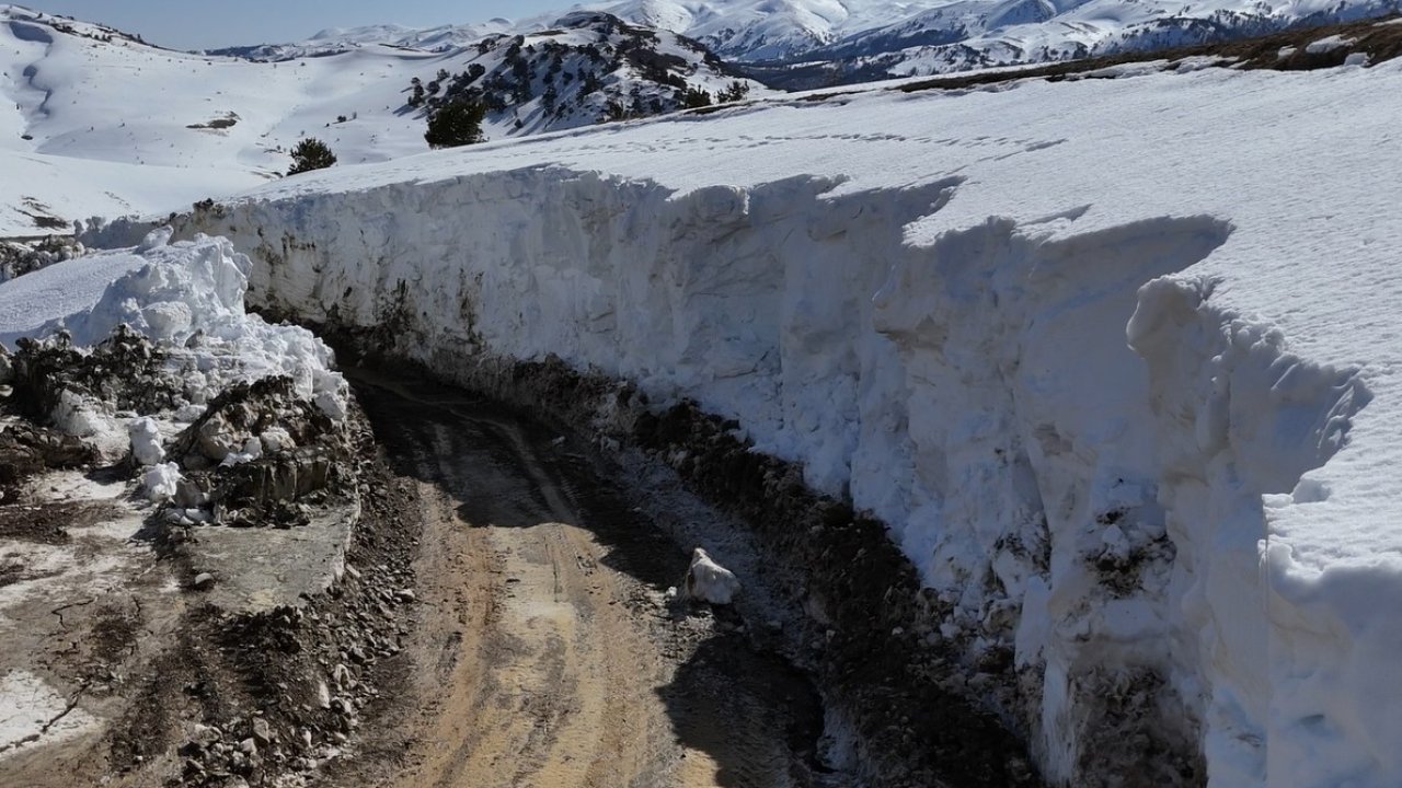 Kar iş makinelerinin boyunu aştı, kapalı yollar böyle açıldı