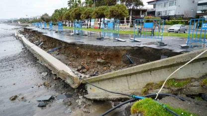 Karadeniz’de dev dalgalar sahili yıktı geçti