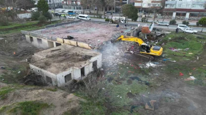 Karasu’da "riskli alan" ilan edilen bölgedeki binalar için kepçeler sahile indi