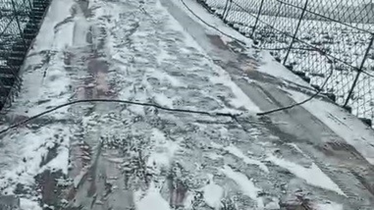 Kars’ta asma köprüde korku dolu anlar: Otomobil buzda kayarak asılı kaldı