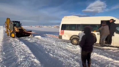 Kars’ta yolda mahsur kalan öğrencilerin imdadına ekipler yetişti