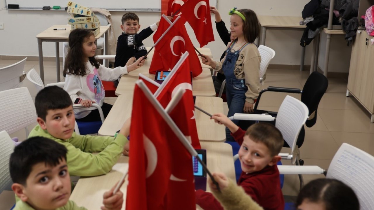Kartepe Genç Akademi’de yeni dönem bayrak sevgisiyle başladı