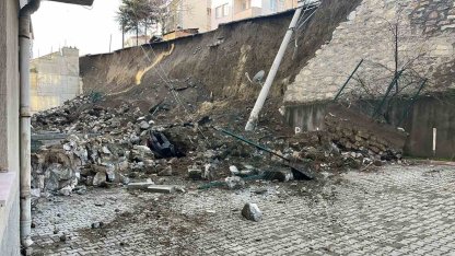 Kastamonu’da istinat duvarı çöktü, 7 araç zarar gördü