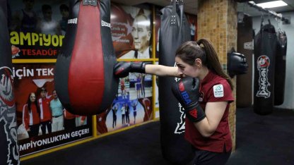 Kilo vermek için eldiven taktı, Avrupa şampiyonu oldu