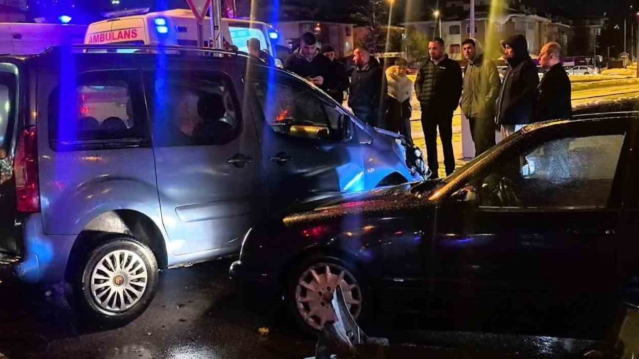 Kırmızı ışık ihlali kazaya neden oldu: 2 yaralı