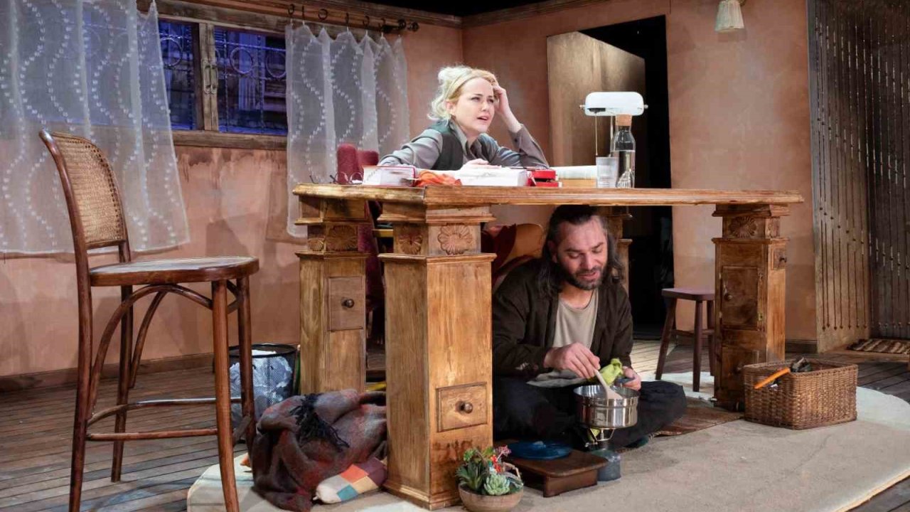 Kocaeli Şehir Tiyatroları "Masanın Altında" oyunuyla Başiskele’de sahne aldı