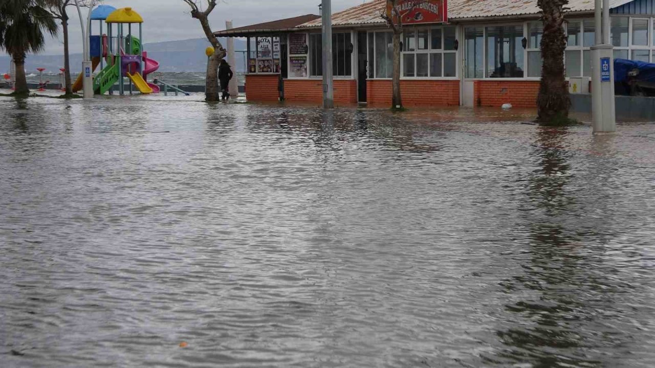 Kocaeli’yi lodos vurdu, yollar göle döndü